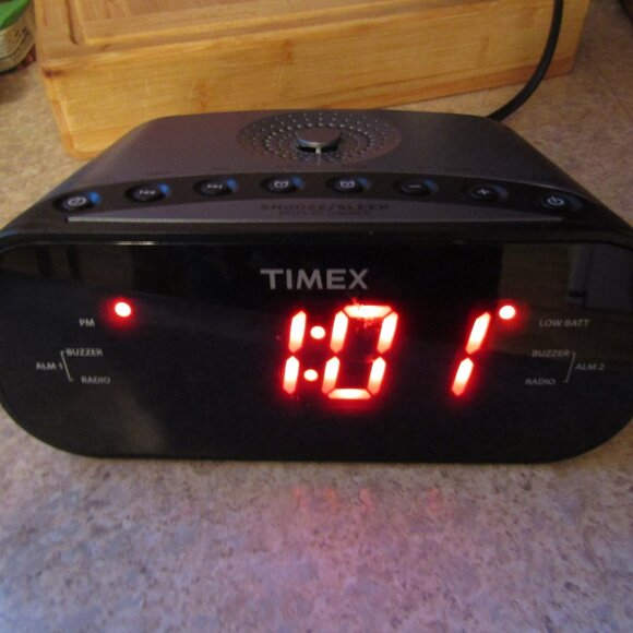 Timex 18E7W1 Alarm Clock Radio 2 Alarm Radio Buzzer Display Dimmer Snooze/Sleep - Picture 1 of 6